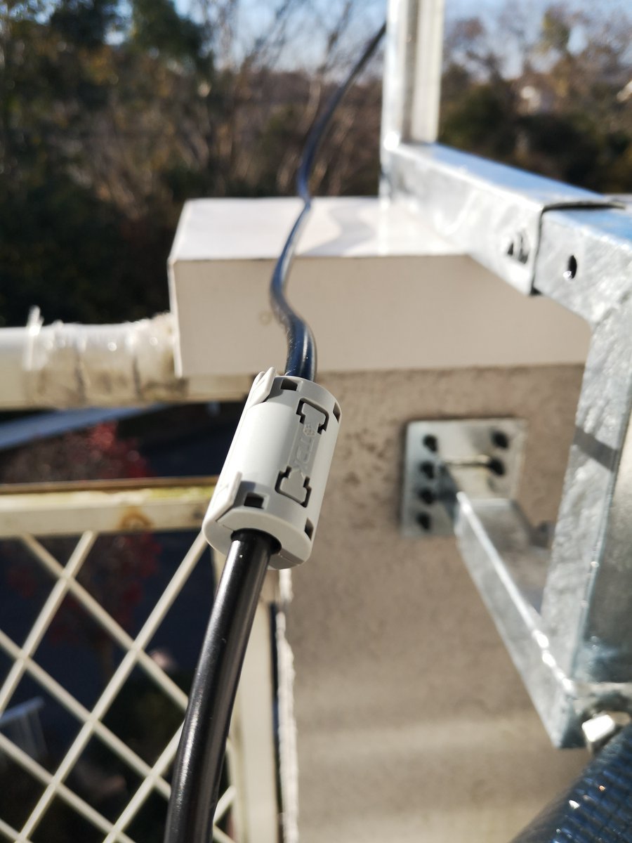 アンテナをカーボン釣竿からCPATUに変えたところ10MHzのSWRが高い件。アンテナとATU間の給電ケーブルにフェライトコア(パッチンコア)を入れるとSWRが綺麗に落ちることがわかったのですが、コアが熱を持つので余り良い対策ではないようですね。