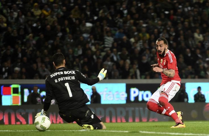 Vençam por nós, à Benfica!
