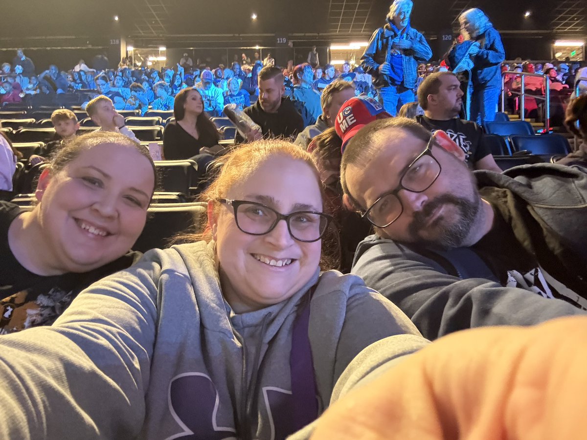 glimz_1's tweet photo. Holiday Show! 🎄@WWEBaltimore https://t.co/EL6XAHpvRZ