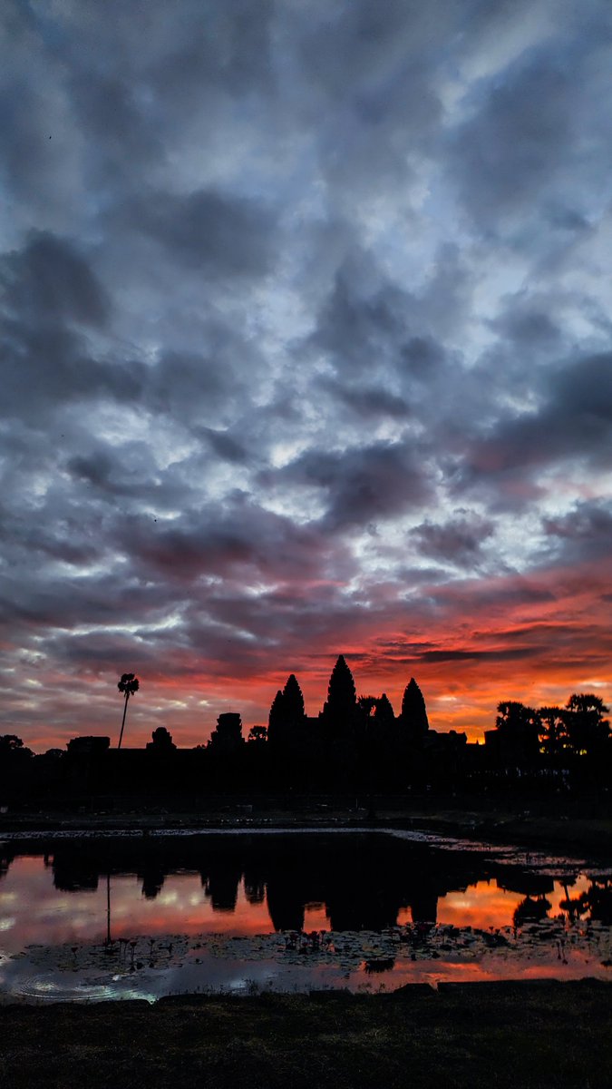 FrancoMorano's tweet photo. Amanecer en Ankor Wat 💫✨

#AnkorWat  #Cambodia  #sunrise #adventure #roadtrip

📍Siem Reap, Camboya 🇰🇭 https://t.co/4XpBEGJKQb