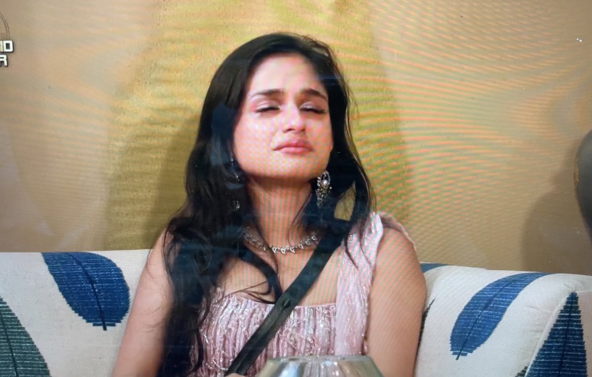 VibeWithAhaXO's tweet photo. Avinash ne mujhe itna flirt karne k baad bhi bhav nahi diya 😭 kya itni buri hu main 🥺 #AvinashMishra #BiggBoss18 #KaSHIT https://t.co/FNBbhvuWX7
