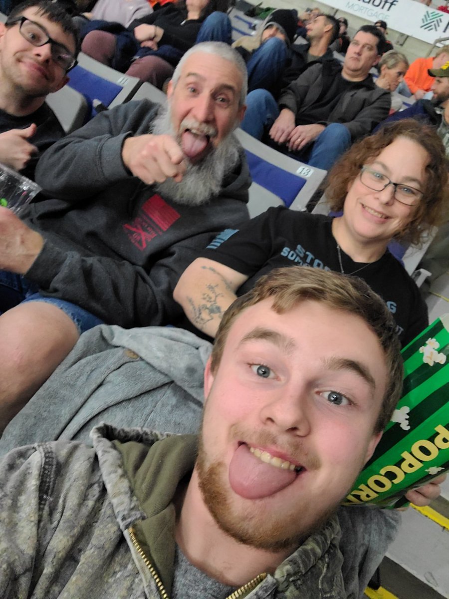 xcxamber's tweet photo. When family visits from NC, they gotta experience #KometsHockey! #LetsGoKomets https://t.co/0iabLEYYOU