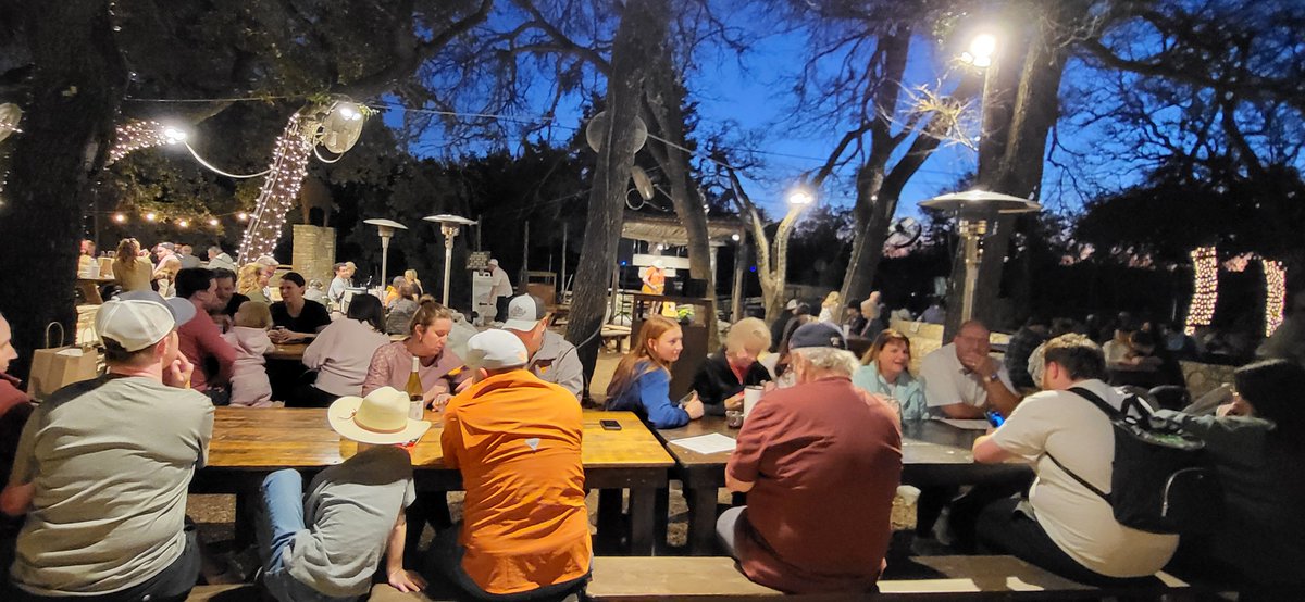 MegaProgre's tweet photo. Noche tejana...
#Texas
#SaltLick
#USA https://t.co/vl20wg3aDT