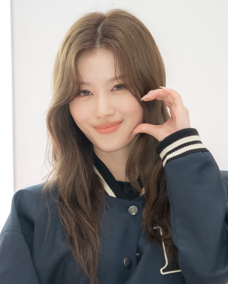 本日12月29日はTWICE #サナ の誕生日💝 キュート＆セクシーな