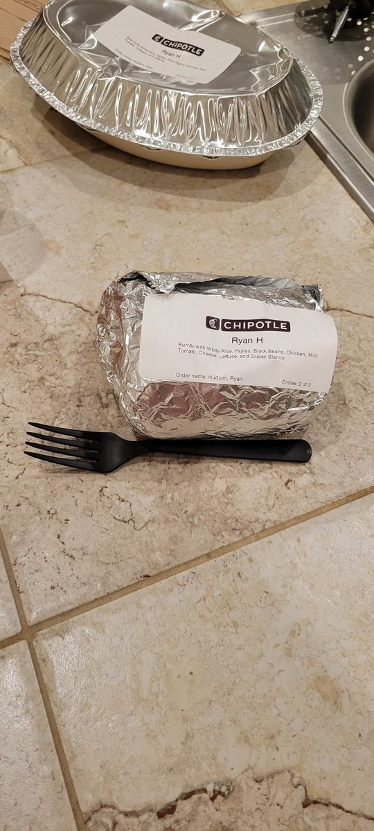 When <a href="/ChipotleTweets/">Chipotle</a> decides you only need half a burrito 🌯 #CustomerExperience #fastfoodflop #chipotlefail