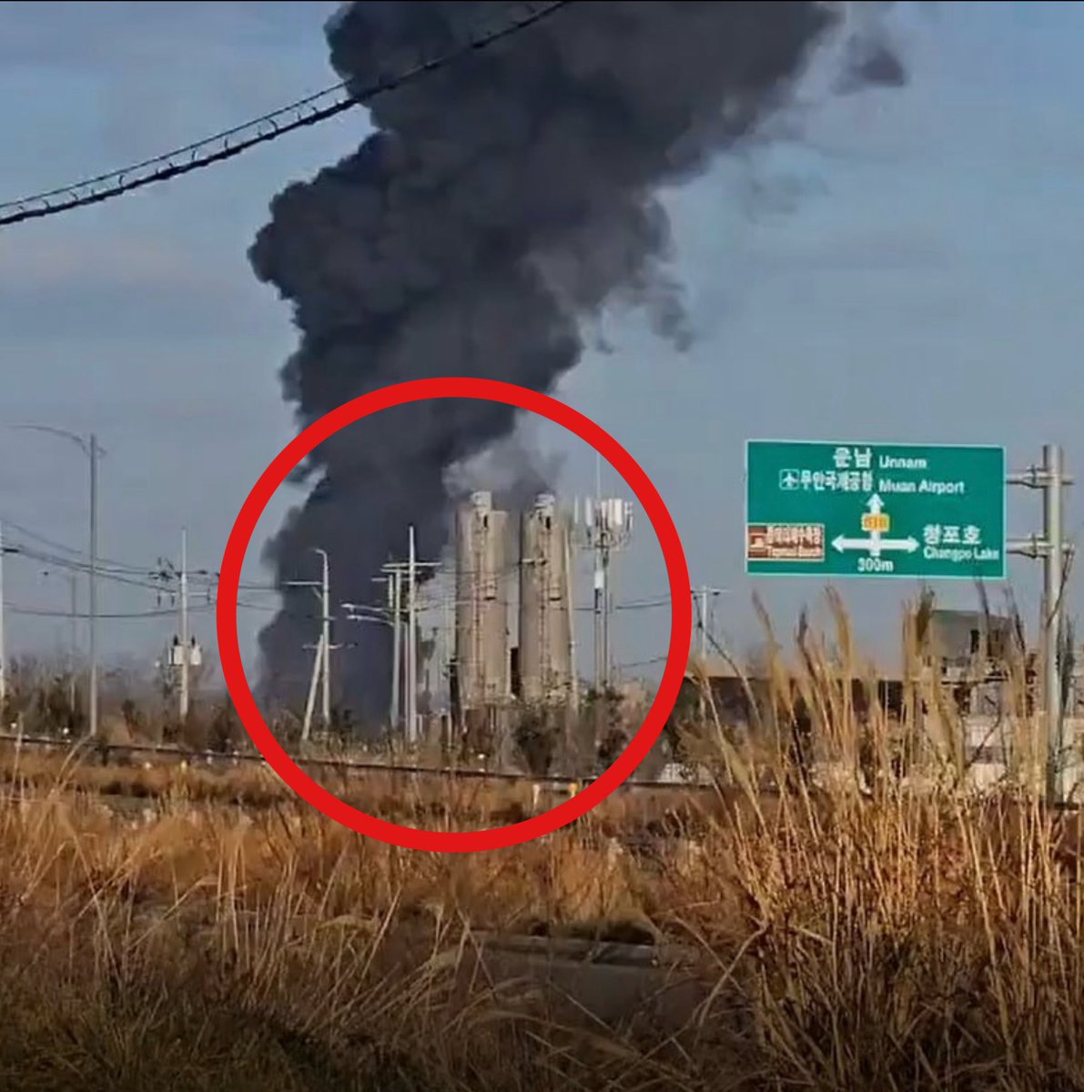 🚨BREAKING: ANOTHER PASSENGER PLANE JUST CRASHED OUT OF THE SKY ⚠️

📍Muan International Airport, South Korea

An estimated 175 passengers were on board‼️

THIS IS EXTREMELY CONCERNING WILL POST THE VIDEO AS SOON AS I GET IT 〽️