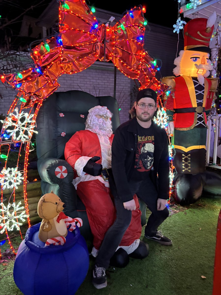 NostalgicBL's tweet image. Meeting Santa once again ! 
.
.
.
#meetingsanta #december #nostalgicbrightlights #santa #festival #london #fun #lights