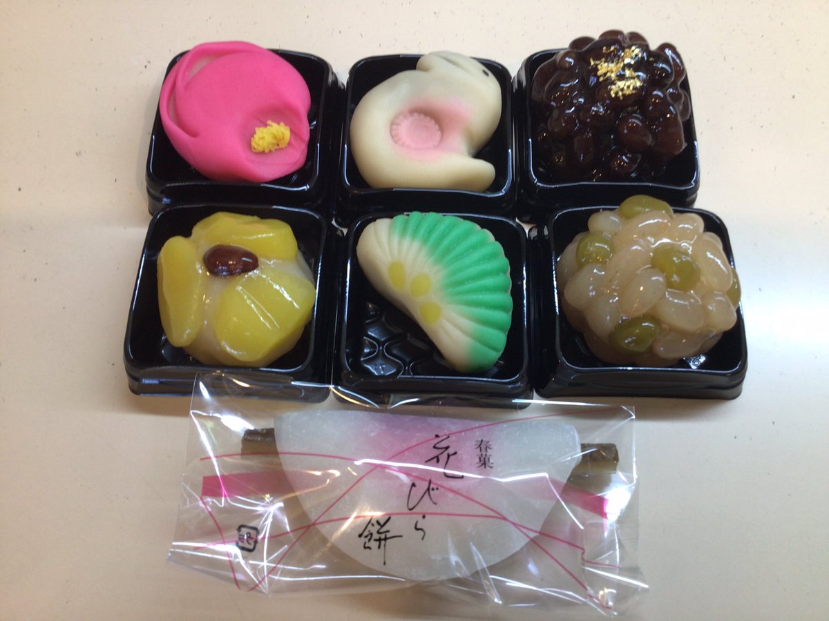 FACTORYChitose's tweet photo. 今年もあとわずか、巳年を迎える新春上生菓子
各種ございます。　数に限りがありますのでお早めにどうぞ。
今年一年のご愛顧に感謝いたします。　来年もどうぞよろしくお願いいたしますm(_ _)m
年末は31日15:00までの営業、年明けは2日から通常営業です。 https://t.co/zFOmFES03i