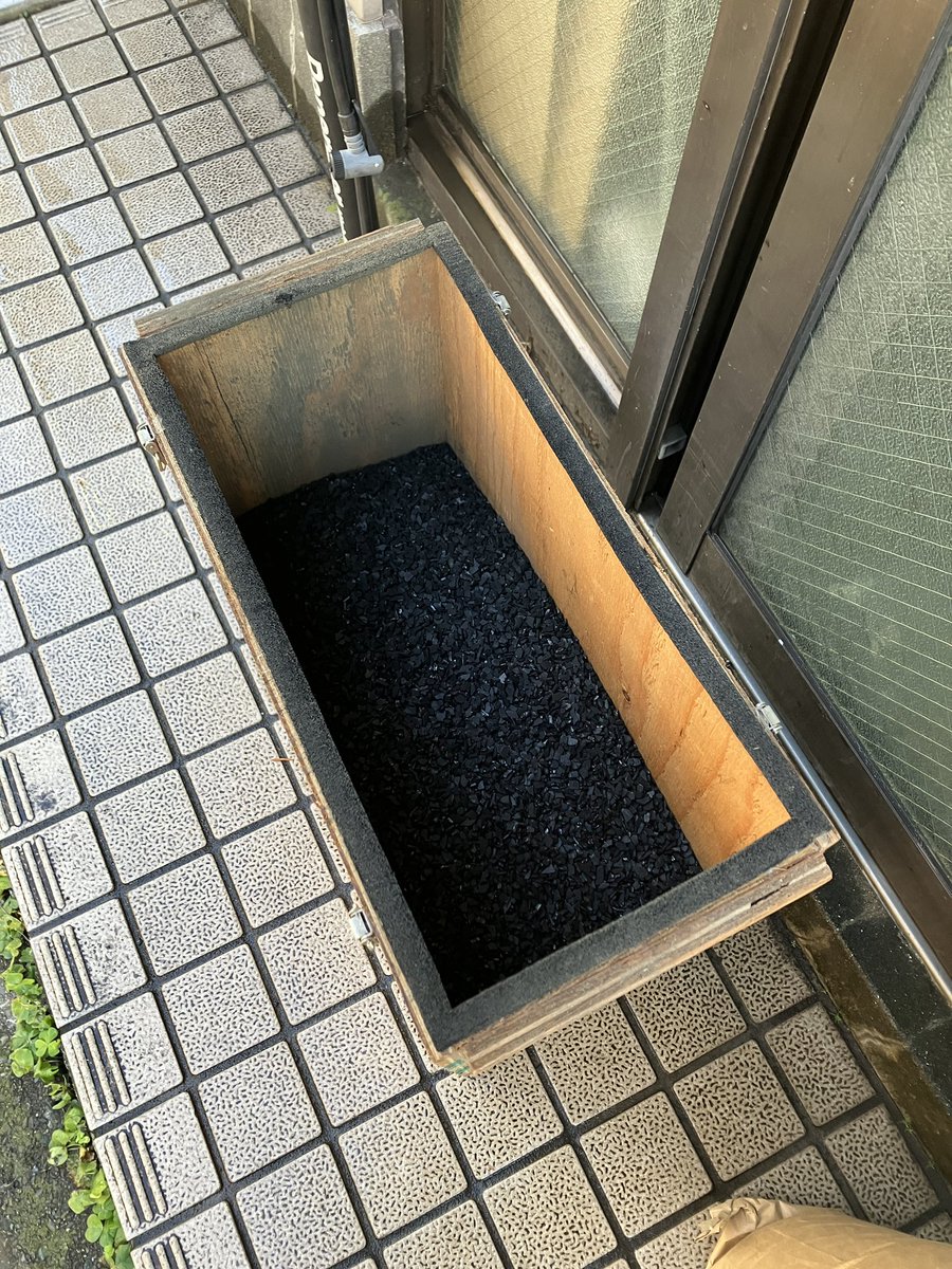 FablabShinagawa's tweet image. レーザー加工機に使用している自作活性炭フィルターの活性炭を入れ替えました。7kgくらいを大体2年に一度くらい交換しています。吸排気、活性炭の入れ方などなかなかよくできていると思っている
#fablab #shinagawa #lasercutting