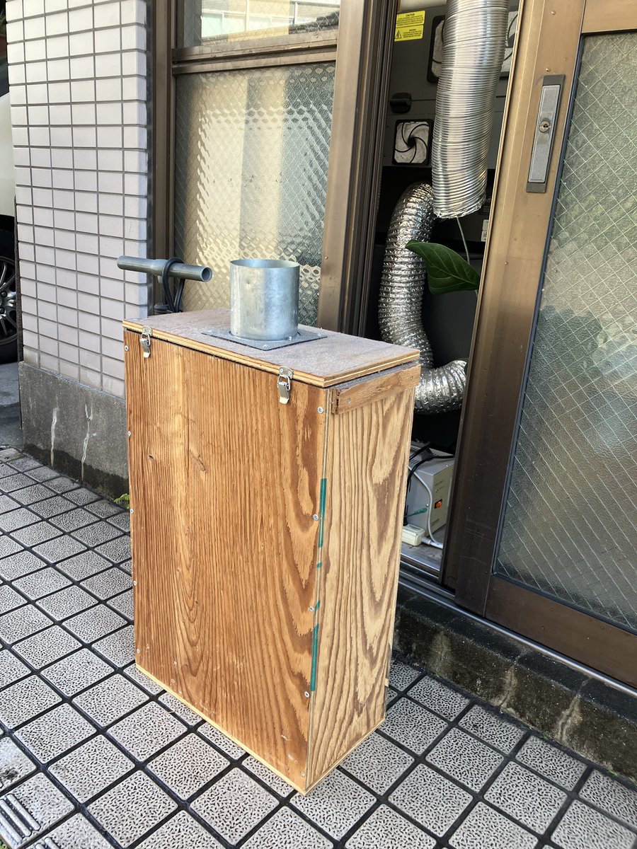 FablabShinagawa's tweet image. レーザー加工機に使用している自作活性炭フィルターの活性炭を入れ替えました。7kgくらいを大体2年に一度くらい交換しています。吸排気、活性炭の入れ方などなかなかよくできていると思っている
#fablab #shinagawa #lasercutting