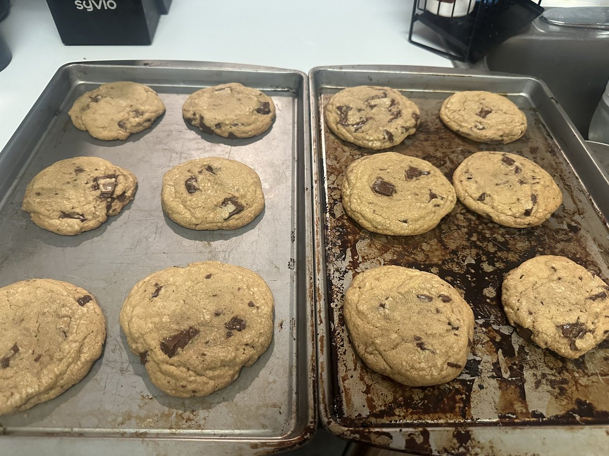 6ixBob's tweet photo. Okay, I did good. I cut the baking powder out completely, since BP helps rising, and I doubled my baking soda. Plus a little more butter so help the cookie spread, and to help them stay moist for longer. I think this is my new recipe #ChefBobby https://t.co/xOfZyPZiXM