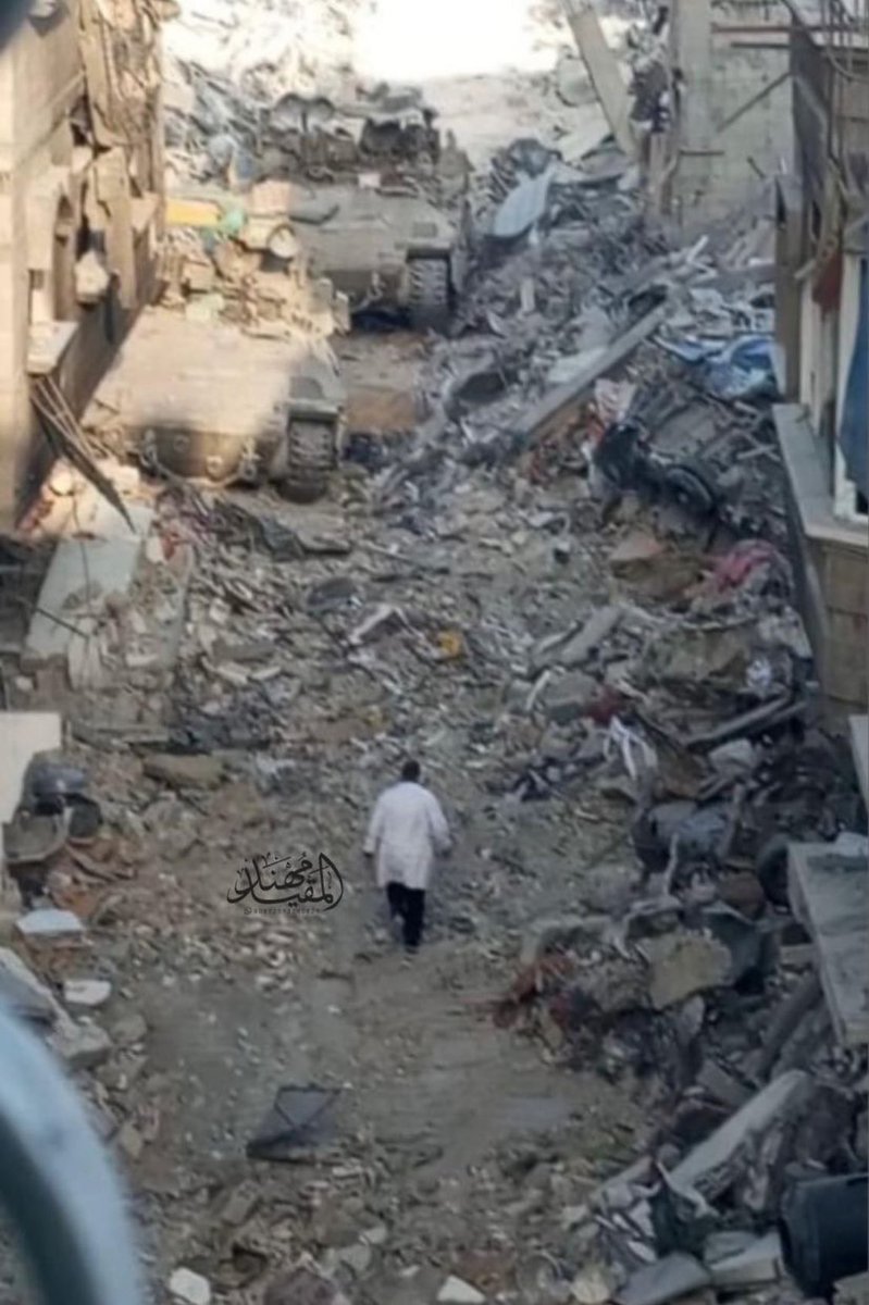 <a href="/AnasAlSharif0/">أنس الشريف Anas Al-Sharif</a> وقفتَ وما في الموتِ شكٌ لواقفٍ
كأنك في جفنِ الردى وهو نائمُ

تمرُّ بكَ الأبطالُ كَلمى هزيمةً
ووجهُكَ وضَّاحٌ وثغرُك باسمُ

تضيقُ بِهِ الهَيجاءُ عِندَ وُقوفِهِ
وَتَتّسِعُ الدُنيا لَهُ وَهوَ صارِمُ