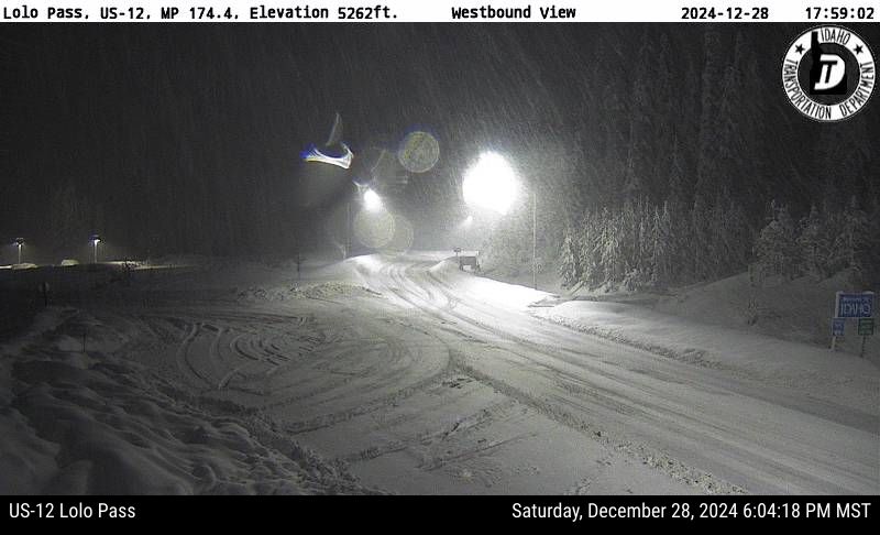 NWSMissoula's tweet photo. Snow continues to fall on #LoloPass this evening. Most mountain passes will be slick this evening due to light to moderate snow, especially along the ID/ western MT border #idwx #mtwx #LookoutPass #LostTrailPass https://t.co/uHZFgsc0eh