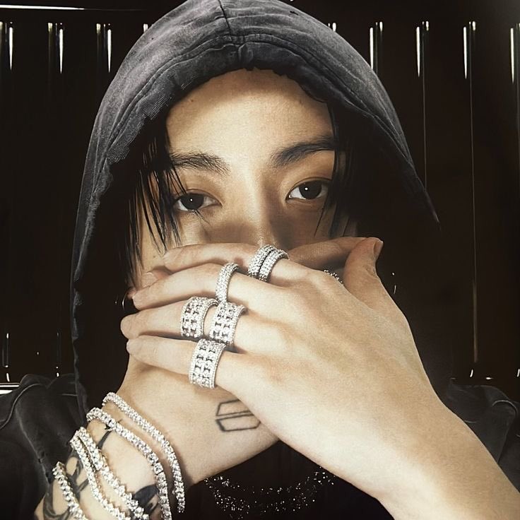 vgoldeeen's tweet photo. ˗ˏˋ  Año Nuevo, ¿Novio nuevo?  ˎˊ˗

Dónde Th harto de estar soltero, recurre a medidas, por otro lado Jk viene de visita a Corea por las fiestas decembrinas.. 

— #aukookv #kookvau #kooktae https://t.co/0tdNg7TFkU