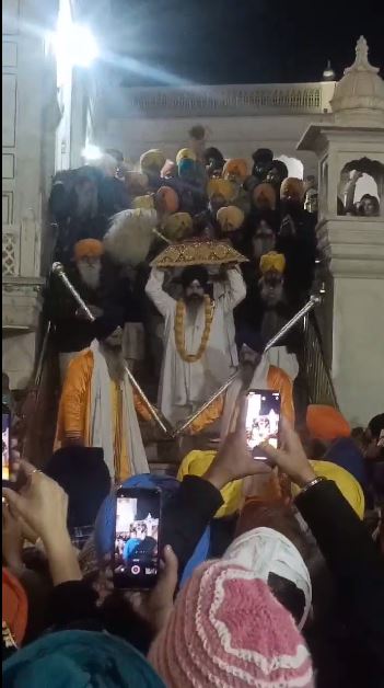 RozanaSpokesman's tweet photo. ਸੱਚਖੰਡ ਸ੍ਰੀ ਦਰਬਾਰ ਸਾਹਿਬ ਅੰਮ੍ਰਿਤਸਰ ਵਿਖੇ ਸਜਾਈ ਗਈ ਪਾਲਕੀ ਸਾਹਿਬ ਦੀਆਂ ਤਸਵੀਰਾਂ
#DarbarSahib #Amritsar #RozanaSpokesman https://t.co/e8CdAajXh3
