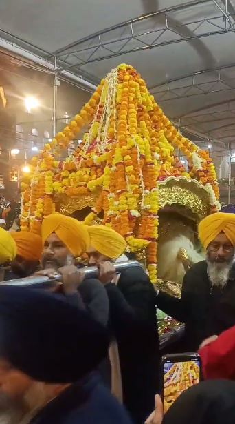 RozanaSpokesman's tweet photo. ਸੱਚਖੰਡ ਸ੍ਰੀ ਦਰਬਾਰ ਸਾਹਿਬ ਅੰਮ੍ਰਿਤਸਰ ਵਿਖੇ ਸਜਾਈ ਗਈ ਪਾਲਕੀ ਸਾਹਿਬ ਦੀਆਂ ਤਸਵੀਰਾਂ
#DarbarSahib #Amritsar #RozanaSpokesman https://t.co/e8CdAajXh3