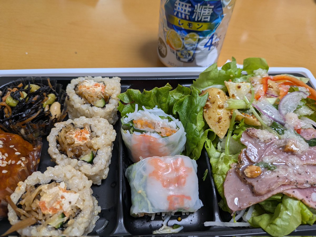 どうも。パク田ちゃんのエサ係です。金曜日珍しくお休みだったのでお昼は贅沢にお弁当で一杯🍋明日で仕事納め。頑張るか😑