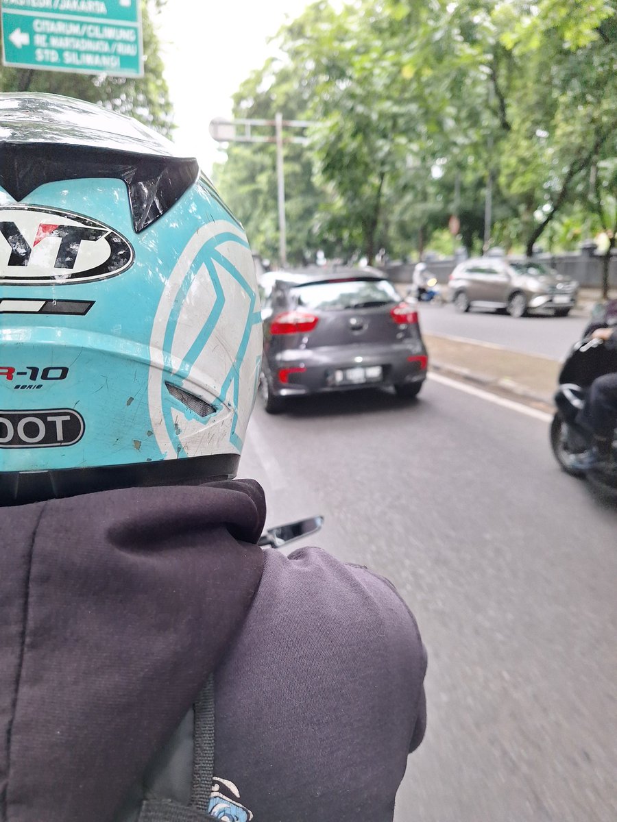 intrvrtlife's tweet photo. Hari ini ga espek pesen maxim tp yg jemput pake motor ninja. Mana bingung pegangannya gmn. Berasa dinemput seseorang deh wkwk https://t.co/R0vKyz0PRX