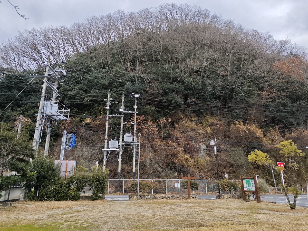 asatoru's tweet photo. 田舎の架空線の量と柱上トランスの設置方法が気になる電気屋 https://t.co/0y7yc2kLZ8