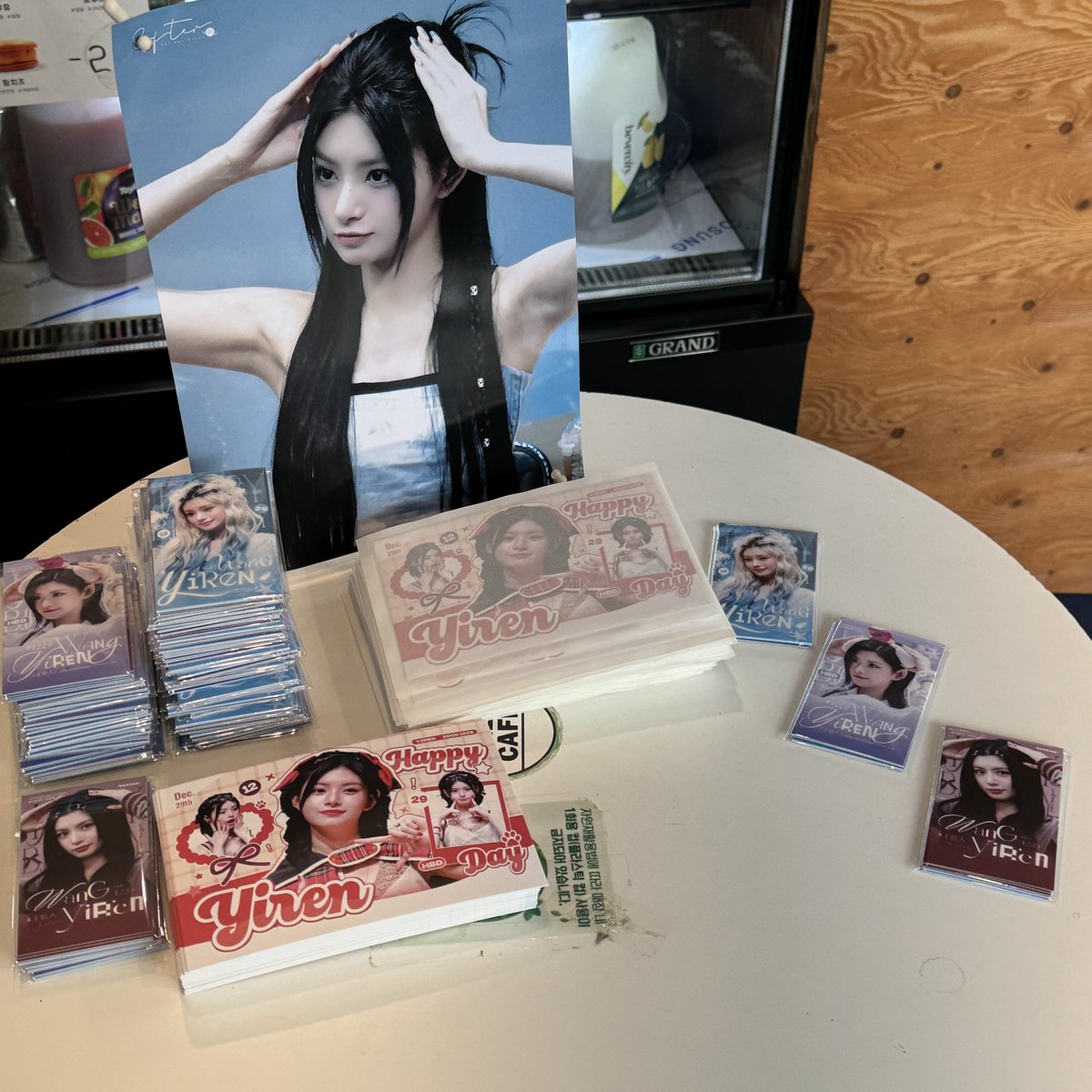 데코레이션이 완료되었습니다~ 포에버가 오길 기대합니다🫶🏻

#YIREN #王怡人 #怡人 #이런 #왕이런 
#에버글로우 #EVERGLOW