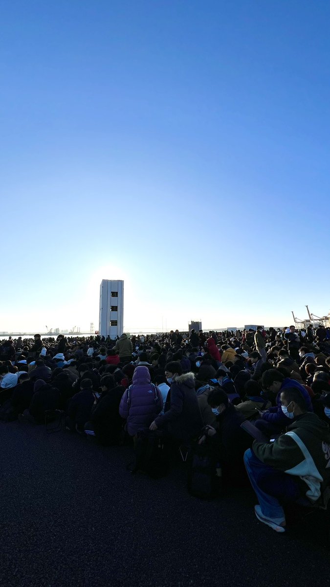 コミケ入場待ち。
今日ぐらい財布の紐緩めてもいい、よね？