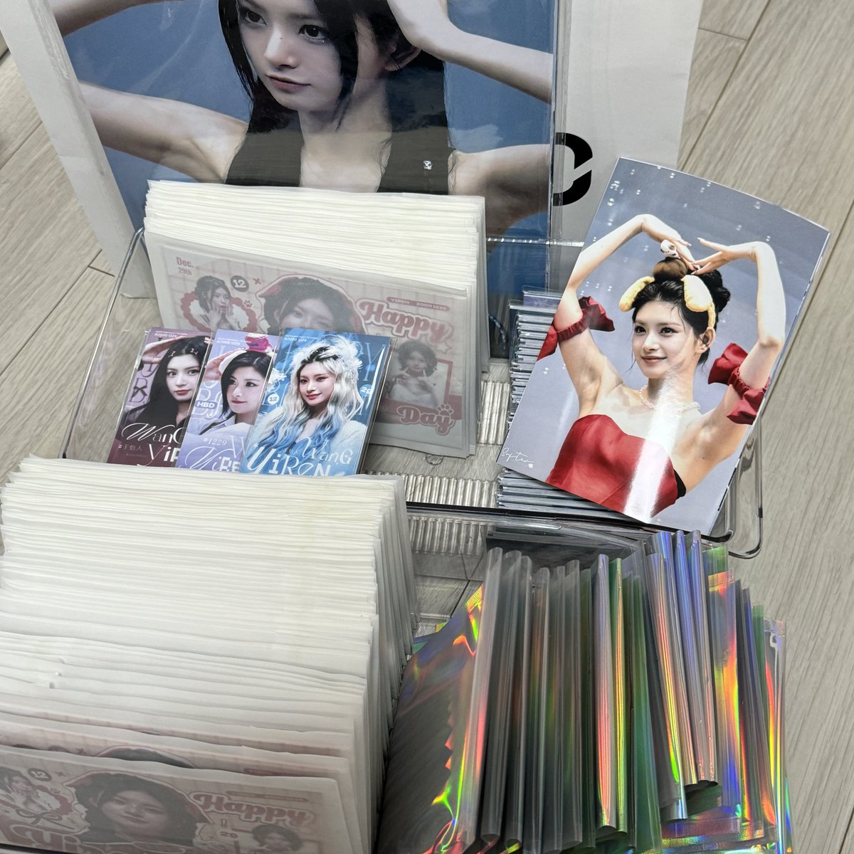 특별 이벤트 🔖

🤍앨범 포카/특전 포카를 담은 럭키드로 
                    ×114（멤버별）
생일 카페에 오신 포에버 한 분씩 6개씩 랜덤으로 뽑으실 수 있습니다🥹🥺🥰

#YIREN #王怡人 #怡人 #이런 #왕이런 
#에버글로우 #EVERGLOW