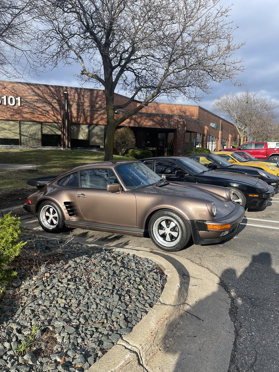 Hannughh's tweet photo. porsche posting?? https://t.co/V9TyQLCKVC