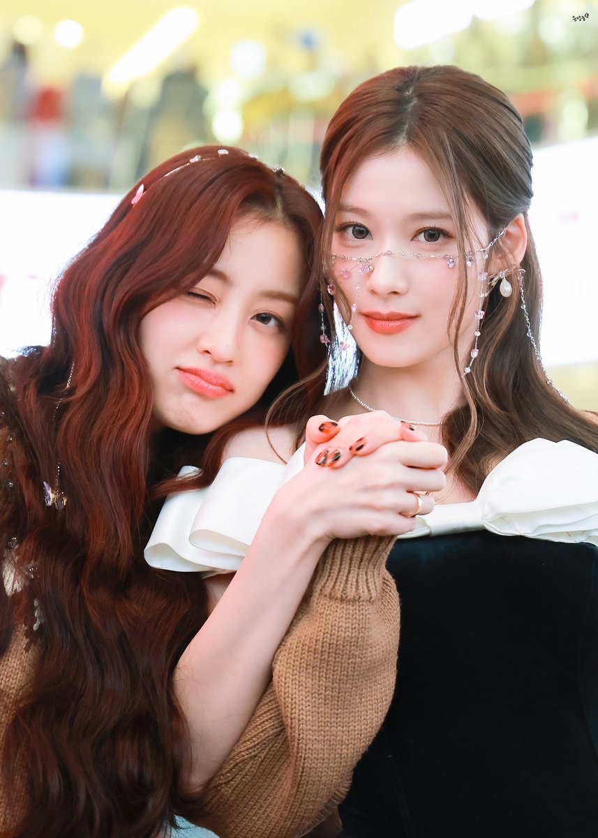YuangleJYJH's tweet photo. 241215

" #HappySANAday 🥳 "

#TWICE #트와이스 #トゥワイス #지효 #JIHYO #ジヒョ #사나 #SANA #サナ https://t.co/sPyaZfZ3lJ