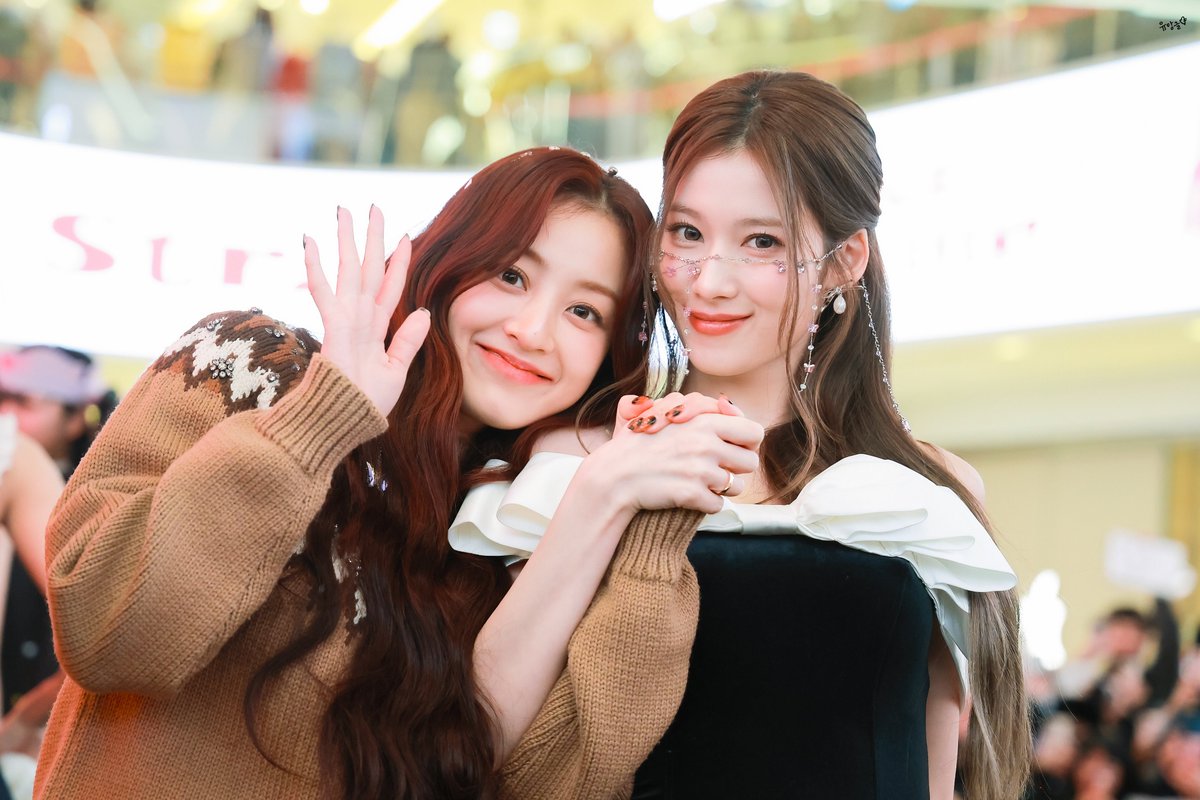 YuangleJYJH's tweet photo. 241215

" #HappySANAday 🥳 "

#TWICE #트와이스 #トゥワイス #지효 #JIHYO #ジヒョ #사나 #SANA #サナ https://t.co/sPyaZfZ3lJ