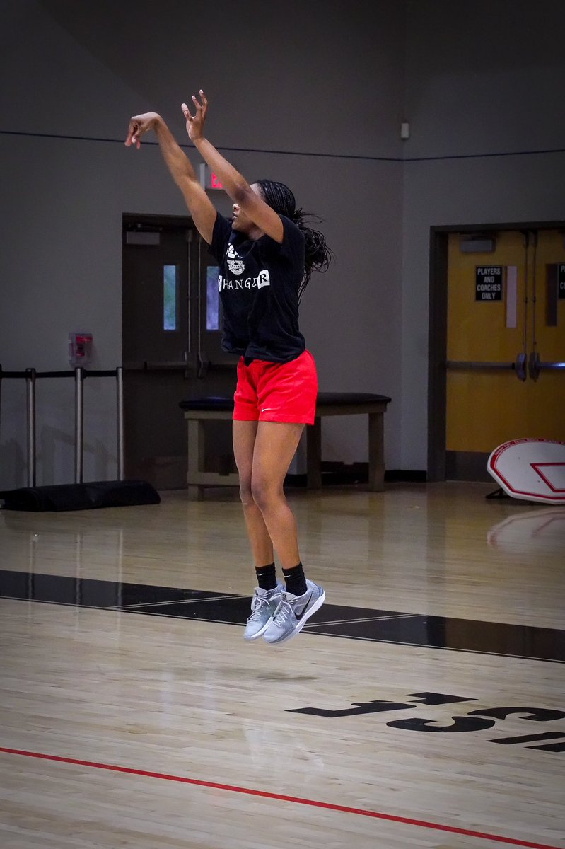 thedestinyj's tweet photo. Practiced shooting sports shots inside a gym for the first time. (Shoutout to my cousin &amp; her friends). Pics came out super grainy but was able to edit some in LightRoom. Any tips from photographers on shooting sports inside with not great lighting? https://t.co/ex7whzMAyI