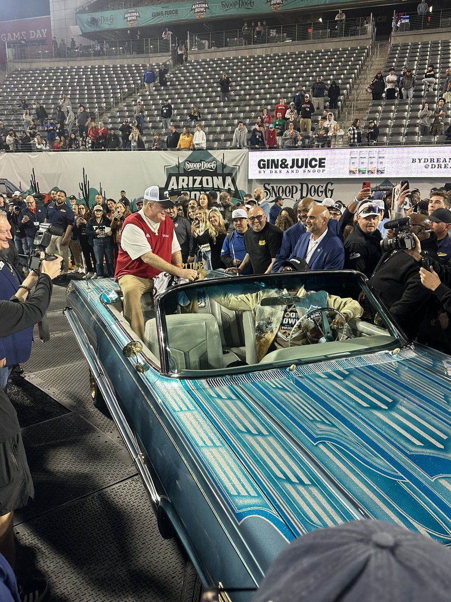 .<a href="/Martin_Miami_HC/">Chuck Martin</a> x <a href="/SnoopDogg/">Snoop Dogg</a> 

2 of Amerikaz Most Wanted. 

<a href="/MiamiOHFootball/">Miami Football</a> | #MACtion