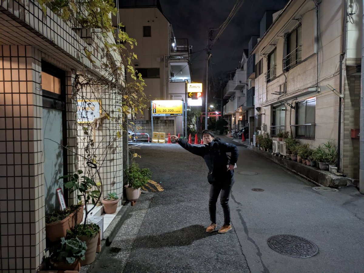 大学時代の友人らと、今年は池袋の『月の沙漠』という店で忘年会。
羊まるごと1頭使った料理とベリーダンス。めっちゃ美味しかった。建物外観からは想像できない世界観でした。