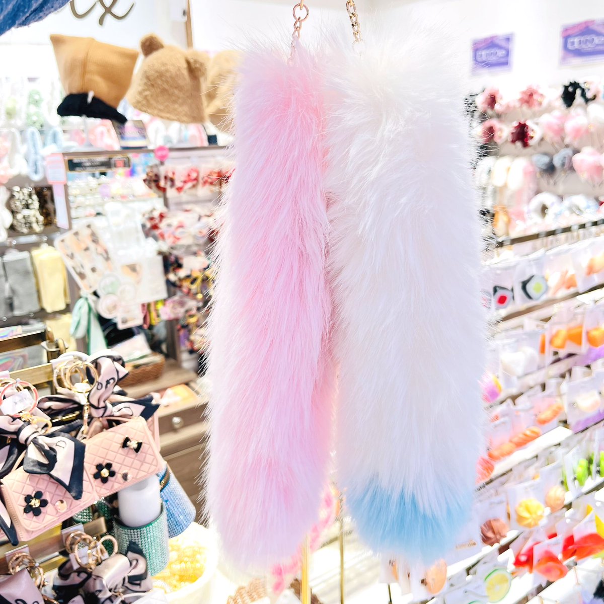 こんにちは🌞 大人気のしっぽキーホルダーを再入荷しました♪ もふふさ