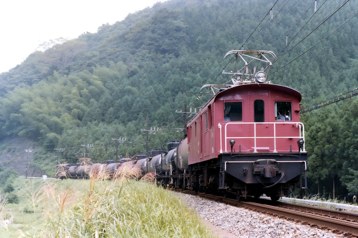 9xr2k6dxd5ndkth's tweet photo. 懐かしの撮り鉄☺️
西武鉄道　
E71 
以前バルブ撮影をポストしましたので、走行中の写真を☺️
AI補正済
1980年 
#西武鉄道 
#E71 https://t.co/Q168TNBrlp