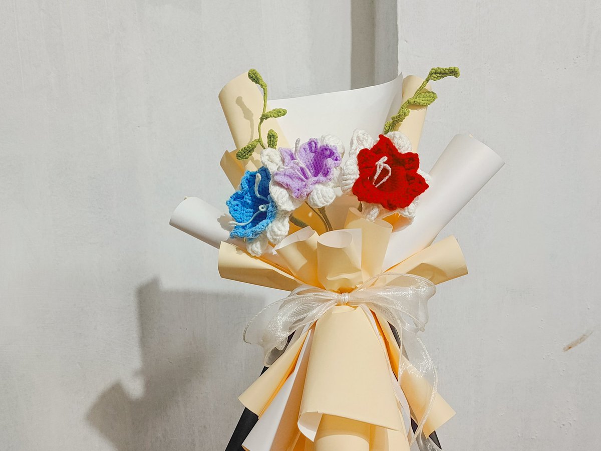 jllovesaj's tweet photo. lfb wts crochet crocheted flower bouquet 

open for commission!

can customize!

loc: qc (meet up around qc)
can do lalamove 
mop: gcash 

dm me for more info

tags
flower bouquet crochet handmade commission https://t.co/yCsrP2mYCE