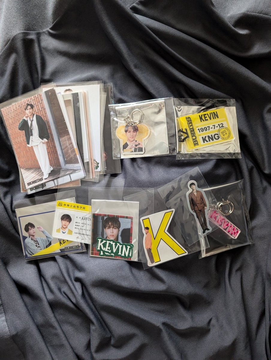 bud_morimari243's tweet photo. BUDDiiS グッズ 譲 買取

KEVIN,SEIYA,YUMA,KANATA,TAKUYA,HARUKIの生写真やステッカー等過去のグッズ一式を各メンバー¥2,000でお譲りします🙇
※KANATAは数が少ないため¥1,000

買い取ってくださる方はリプお願いします！本日たまアリでのお取引です。
誠に勝手ながら14時で締め切らせて頂きます🙇 https://t.co/iay6yEYPNR
