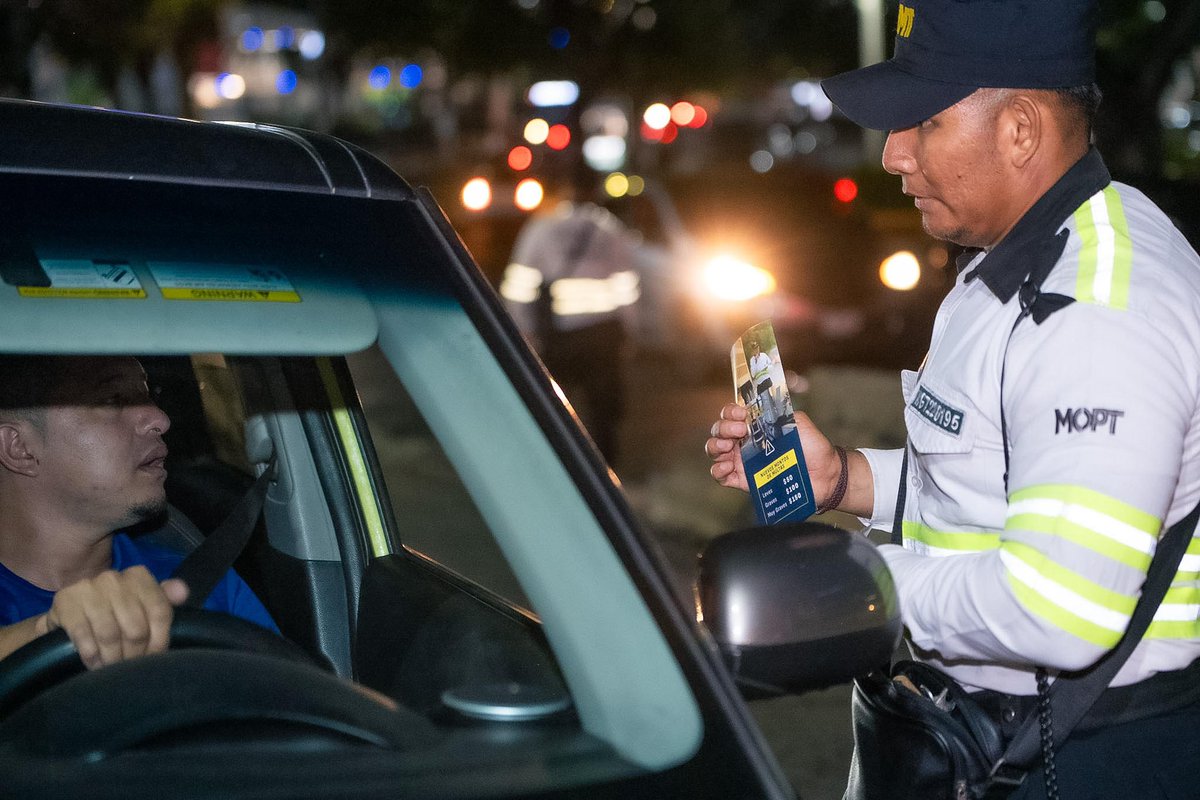 RomeoHerrera1's tweet photo. Estamos informando a todos los conductores del país sobre las nuevas reformas al código penal y a las leyes de tránsito y transporte terrestre del país. 

Nuestro único objetivo es proteger la vida de las familias salvadoreñas. 

Si respetamos las leyes de tránsito, estamos cuidando de nuestras vidas; y la de los demás. 🇸🇻