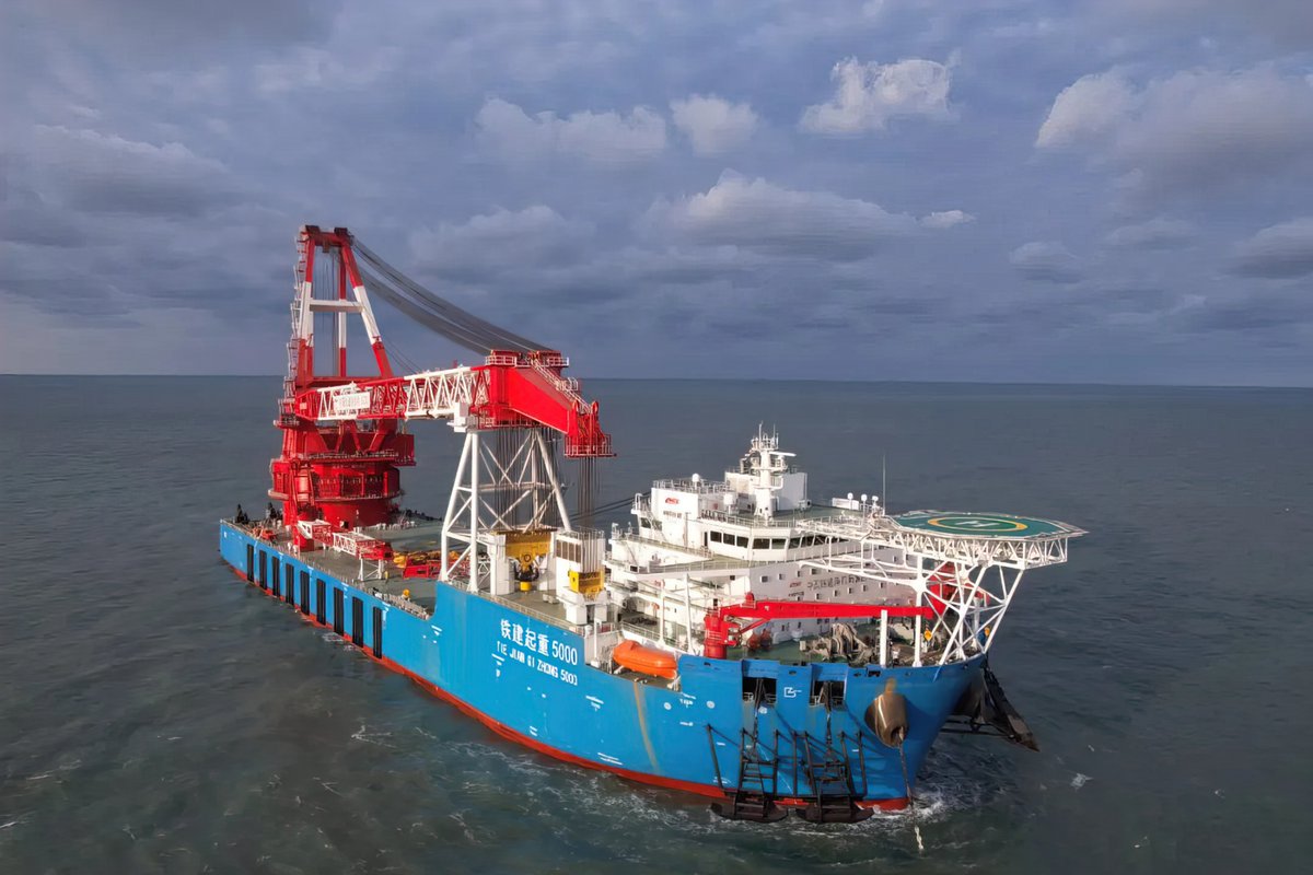 CRCCNews's tweet photo. #CRCCTech On Dec 26th, #CRCC delivered the "CRCC Qizhong 5000," a 5,000-ton self-propelled revolving derrick barge. The vessel integrates lifting, transportation, storage, and other functions and is a world-class and domestically leading large-scale marine engineering equipment. https://t.co/PFBKHx6IYO