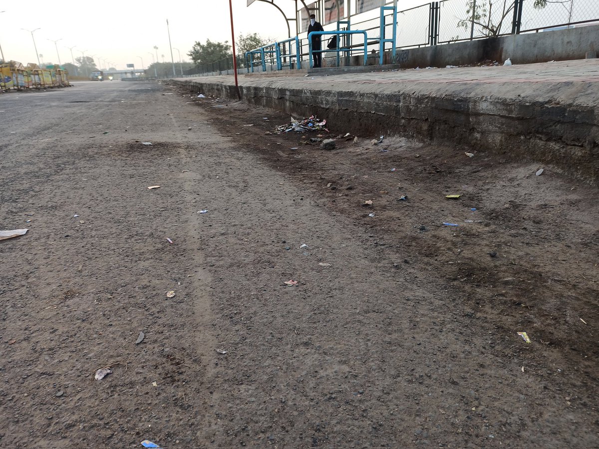 IndexofGujarat's tweet photo. GSRTC Adalaj Crossroads, one of the most used bus stop by North Gujarat

Authorities have forgotten to add a step to climb this high platform.

Very Inconvenient for elderly, children, Divyangjan, and women wearing sarees.

Action required @sanghaviharsh @OfficialGsrtc https://t.co/tJbgW2EVuZ