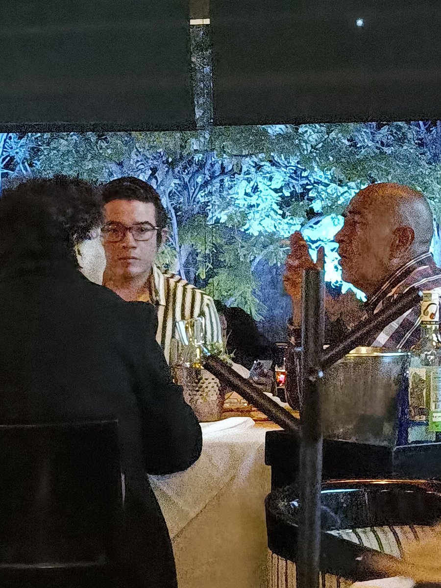 CrisVelazquez's tweet photo. @CantinaVeinte en la sucursal de Oasis Coyoacán estamos en un área de NO FUMAR y lo permiten. Que alguien les diga que no se puede. https://t.co/2aZfxKuJq5