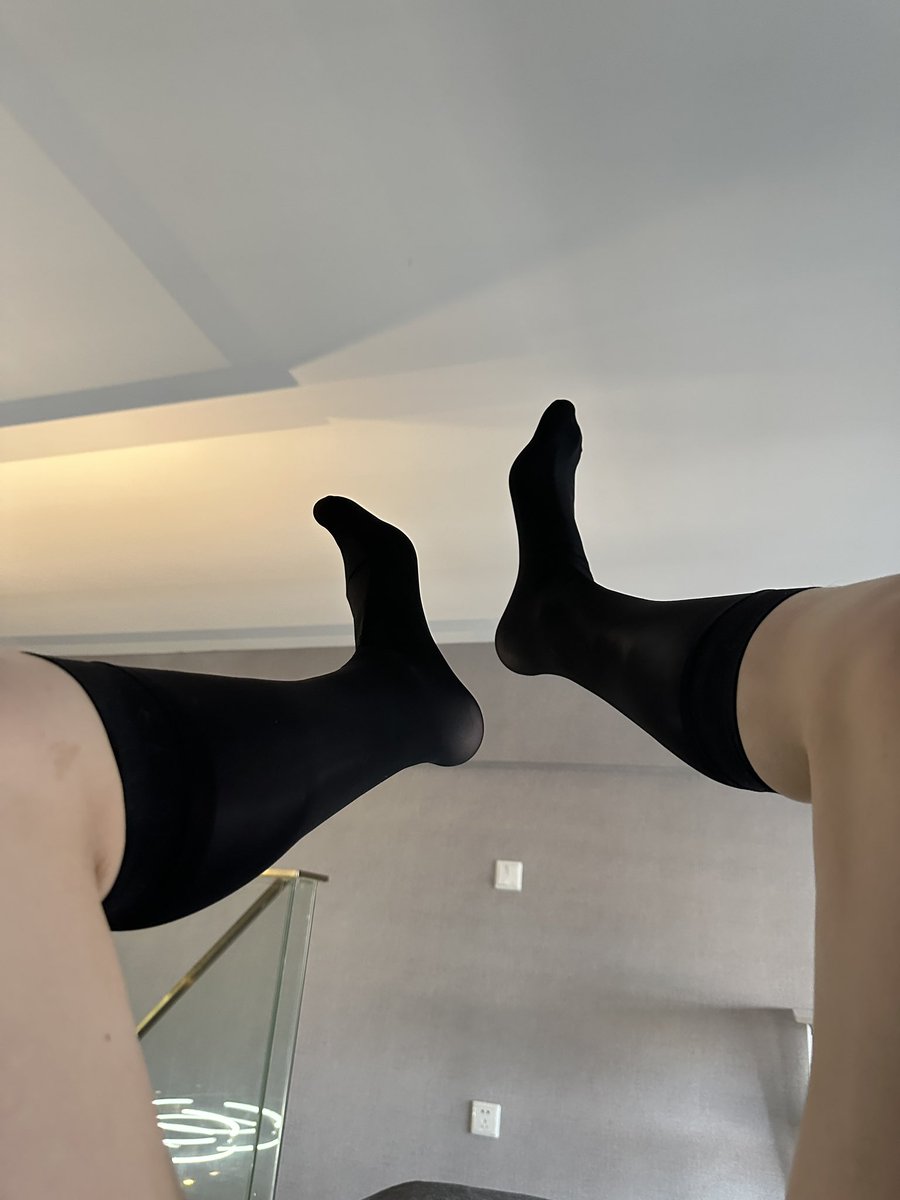 cloudsongs69's tweet photo. 丝袜有人爱吗，射我脚上再帮我舔干净 https://t.co/iIA7g9y4DB