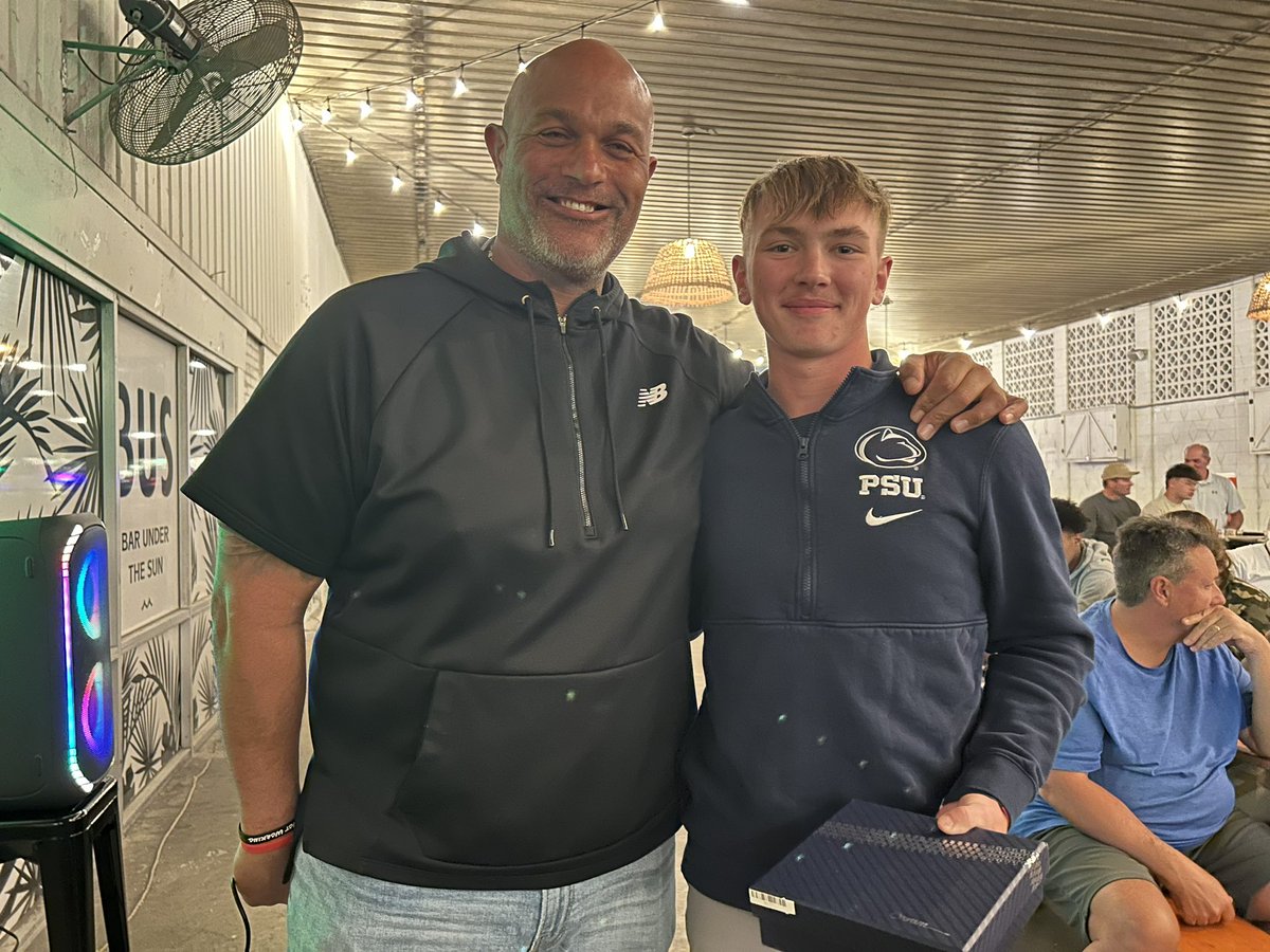 ftrstarsseries's tweet image. Of note — and they’re all of note, but nothing’s topping this — @reactor2b5 won the inaugural Humanitarian Award…which will now be named after him.  His off-field achievements in the charitable space wouldn’t fit in ten tweets.