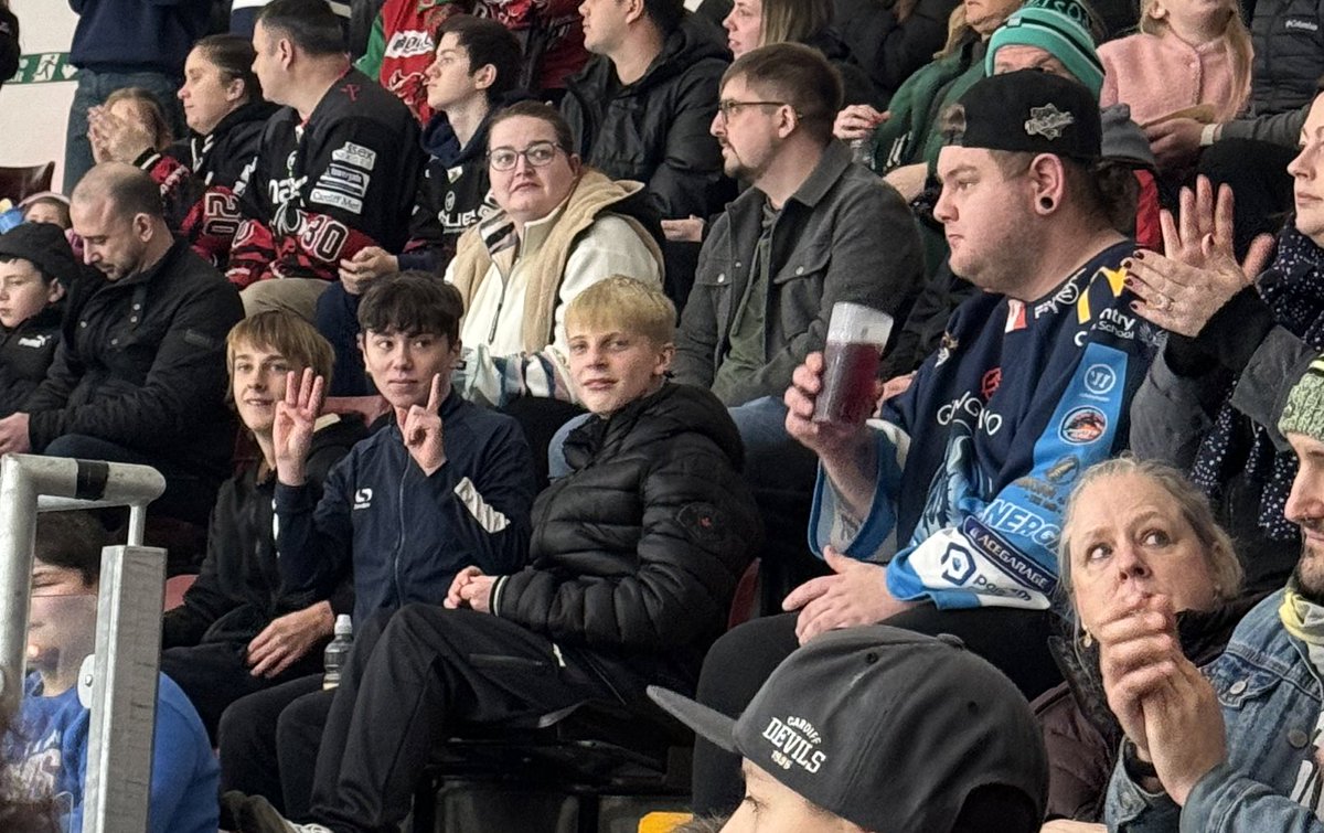 Face At The Plexi tweet media