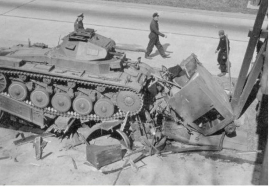 Postmanden1's tweet photo. #PanzerII drama. accident with a verlastet unit https://t.co/rKbnQQMgRD