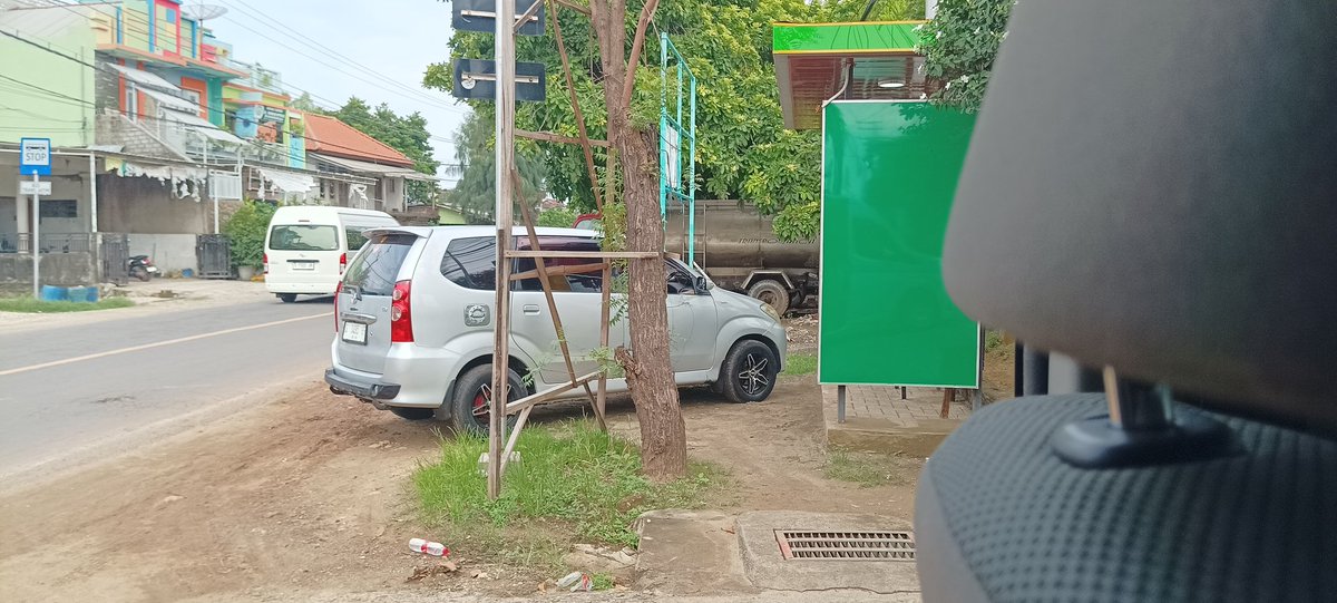 Darurat membaca, box warna hijau itu halte cok, lah kok mbok parkiri.. otak nya dimana? Mana ini orang nya mau tak ajak ngopi