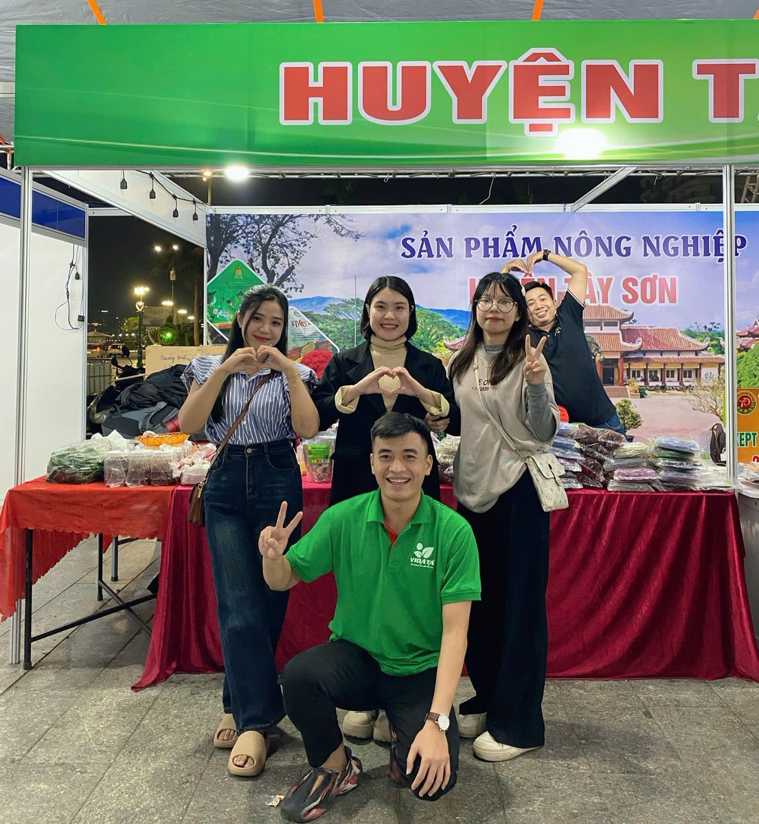 "Thành công không chỉ đến từ nỗ lực cá nhân, mà còn từ sự hỗ trợ và sẻ chia. Khi cùng nhau tạo nên giá trị, mọi thứ đều trở nên ý nghĩa hơn. 💪✨"

Kết thúc ngày dài ở hội chợ, cảm ơn sếp Vương, anh Hoàng cô chú Duy đã cho em cơ hội được trải nghiệm.