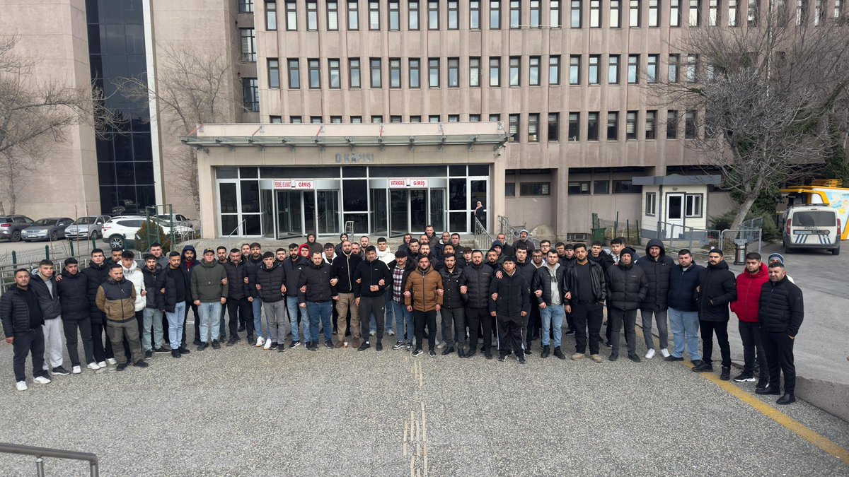 Ankaragücü'nün durumuna baş kaldırdık, isyan ettik diye bize yaşatılan bu namussuzluğa sessiz kalanda, bir o kadar NAMUSSUZDUR...

Dün gece ağabeyimiz İlker Türker ve beraberinde ki 2 kardeşimiz gözaltına alındı ve sırf Ankaragücü için sessiz kalmadık diye özgürlüğümüzü güçlerini