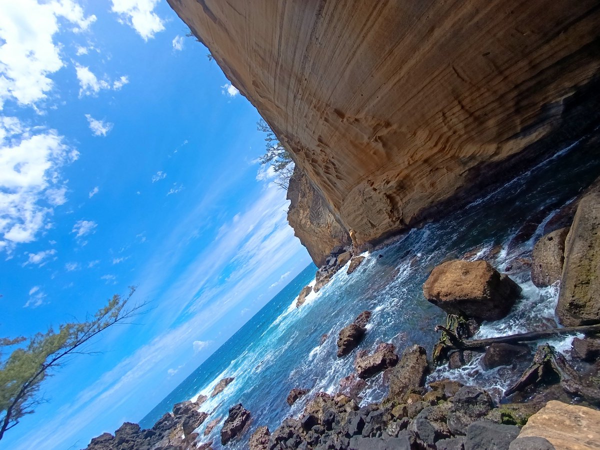 MangCeriz's tweet photo. Cap Jaune fait ! Une rando accessible, mais attention : le sentier pour la plage de galets est glissant et un peu dangereux. Ça vaut le détour pour la vue ! #CapJaune #Aventure #LaReunion https://t.co/1MF9M0rmFq