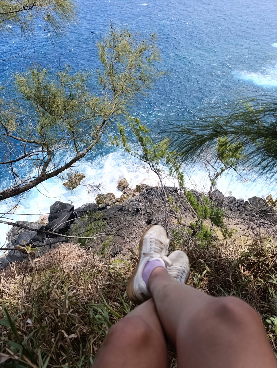 MangCeriz's tweet photo. Cap Jaune fait ! Une rando accessible, mais attention : le sentier pour la plage de galets est glissant et un peu dangereux. Ça vaut le détour pour la vue ! #CapJaune #Aventure #LaReunion https://t.co/1MF9M0rmFq