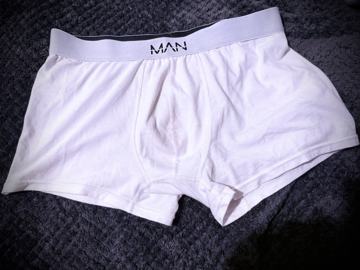 BeaRBaK84's tweet photo. Nothing better than when my twinky boy leaves me a pair of his day worn boxers to sniff, white is the only colour for me on my slim boys 😈😈 https://t.co/biyFUrpQ89